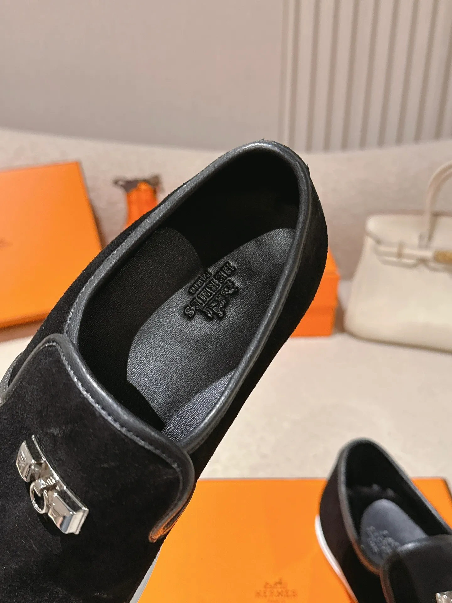 Men's Men's Shoes 600💰 Hermes# Couple Studded Loafers Calfskin and suede goatskin lace-up free sneakers with signature "H" detail. The design is simple and smooth, creating a fashionable urban look. It is comfortable and versatile. H family classics are not outdated, and the delivery counter is exquisitely packaged🛍📦 Fabric: Original customized imported first-layer cowhide/cow down Lining: Imported soft sheepskin Sole: Original open-molded anti-slip TPU material Size: 35-45